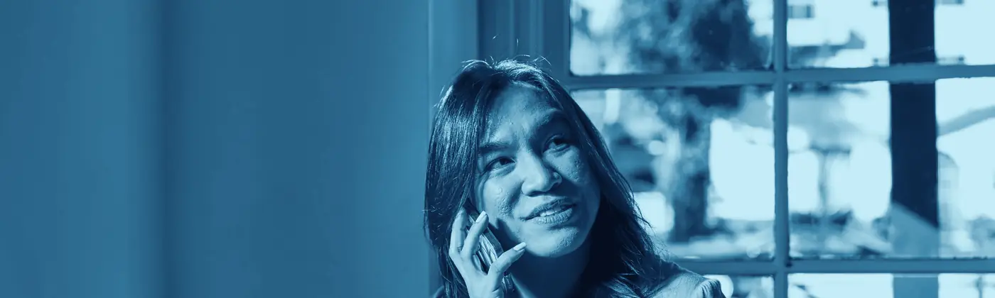 Una profesional junto a la ventana, con la jornada resuelta