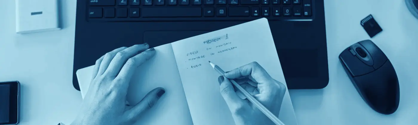 Manos escribiendo el plan de la semana