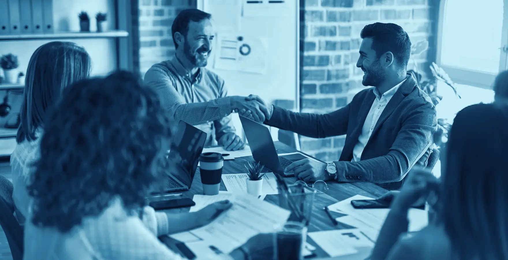 Un equipo reunido alrededor de una mesa de trabajo
